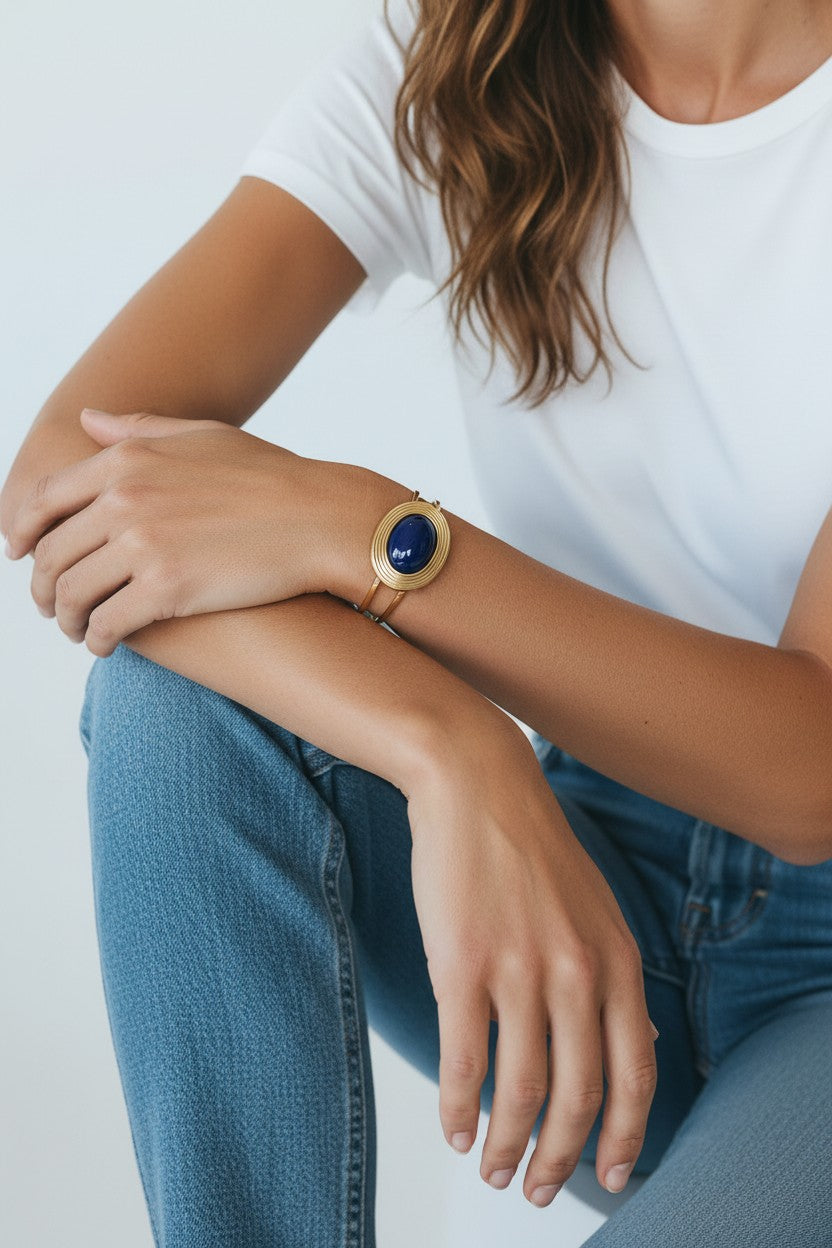 Bracelete Dourado Aberto com Medalhão Oval e Resina Azul