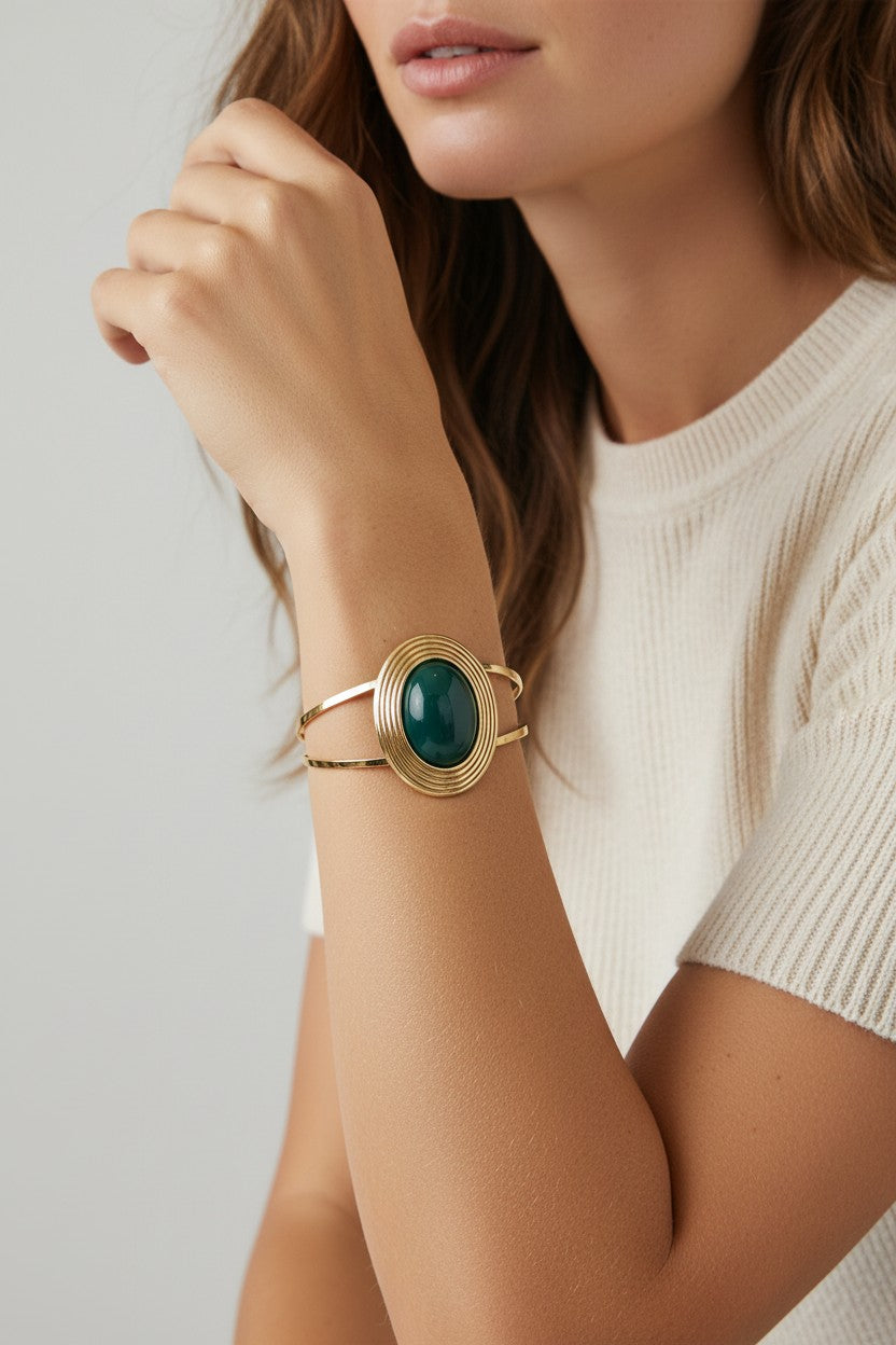 Bracelete Dourado Aberto com Medalhão Oval e Resina Verde Escura