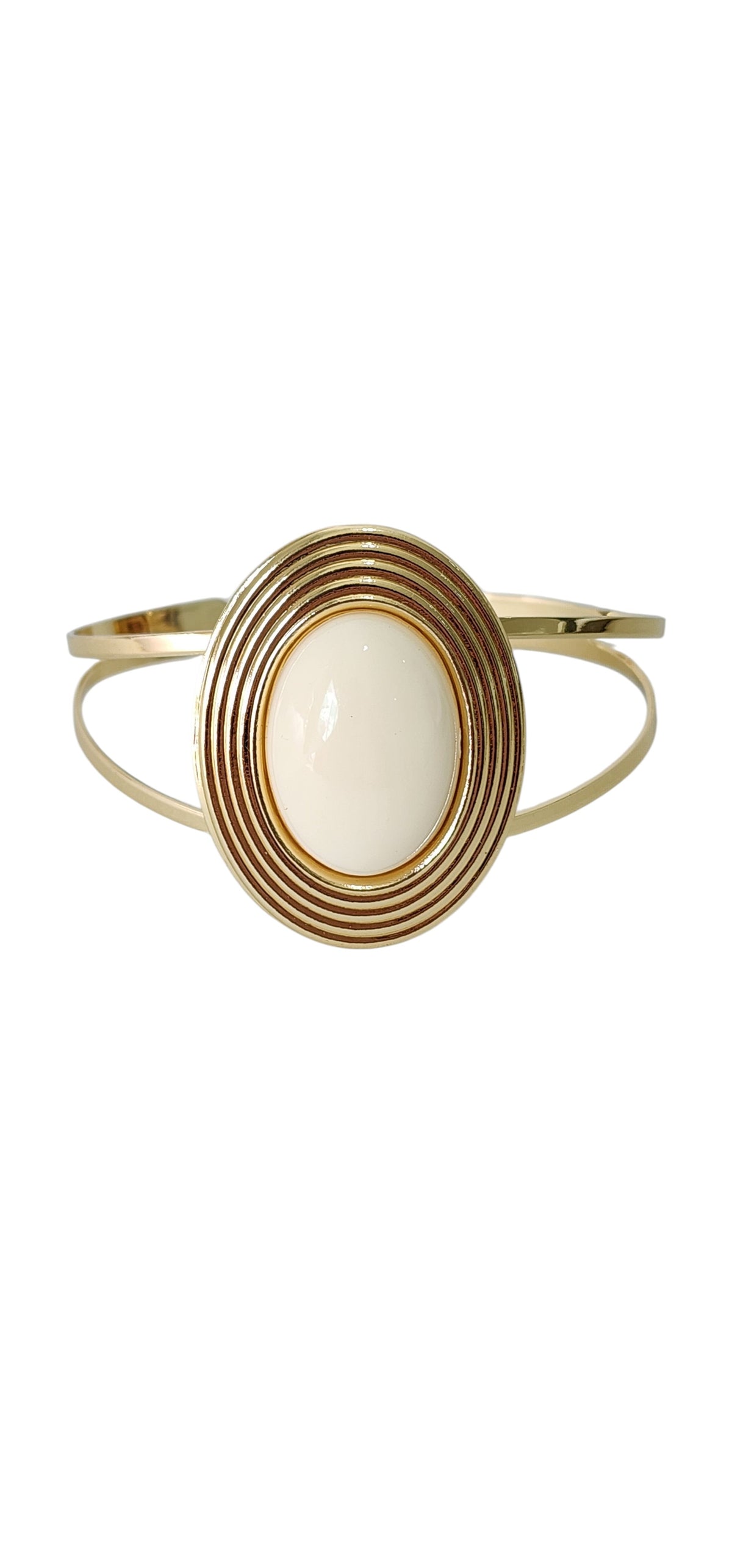 Bracelete Dourado Aberto com Medalhão Oval e Resina Off-White