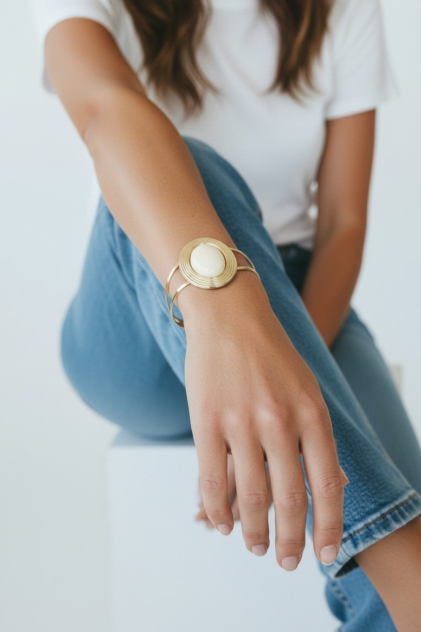 Bracelete Dourado Aberto com Medalhão Oval e Resina Off-White