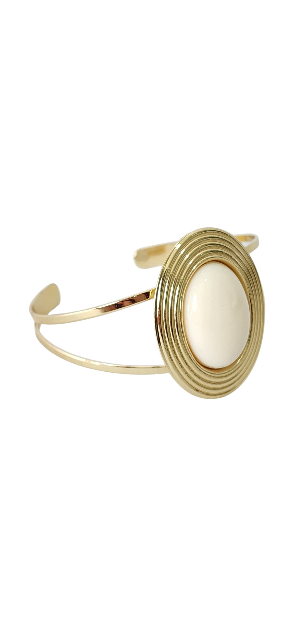 Bracelete Dourado Aberto com Medalhão Oval e Resina Off-White