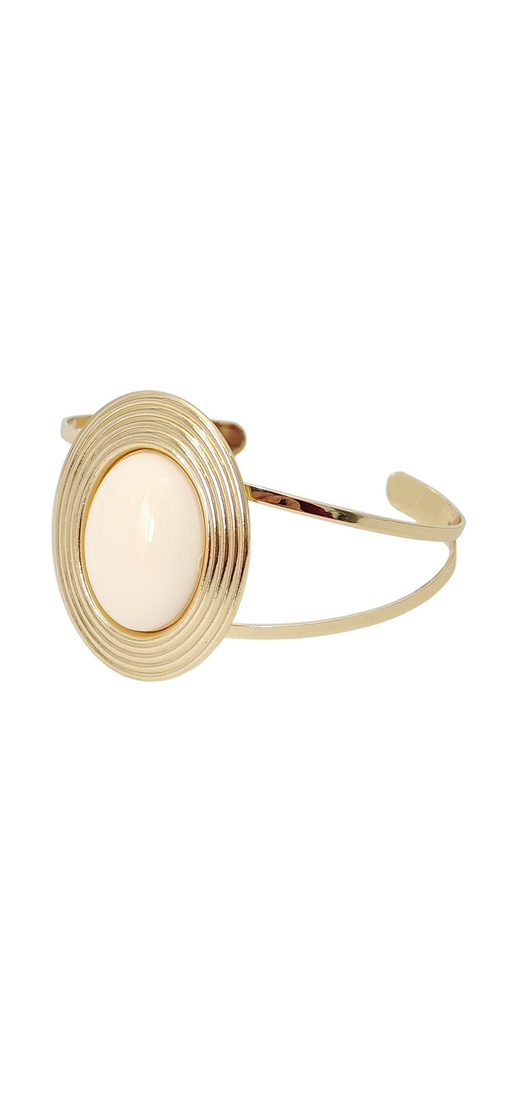 Bracelete Dourado Aberto com Medalhão Oval e Resina Off-White