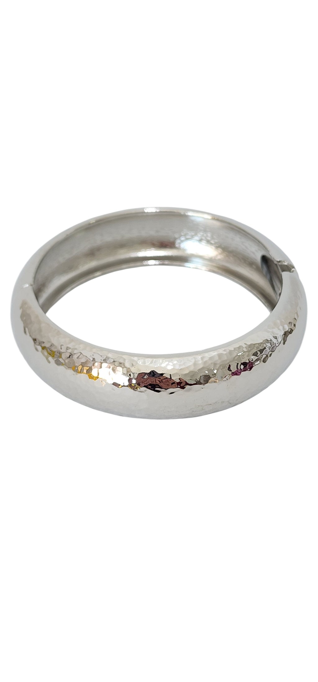 Bracelete Rígido Prateado com Acabamento Martelado