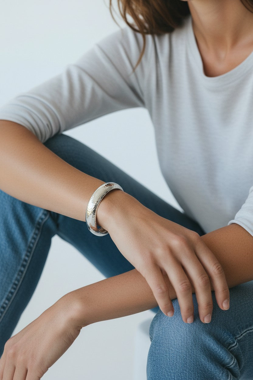 Bracelete Rígido Prateado com Acabamento Martelado