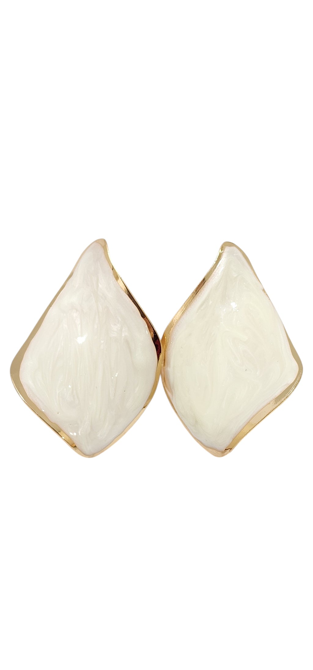 Brincos Ondulados em Resina Off-White e Dourado