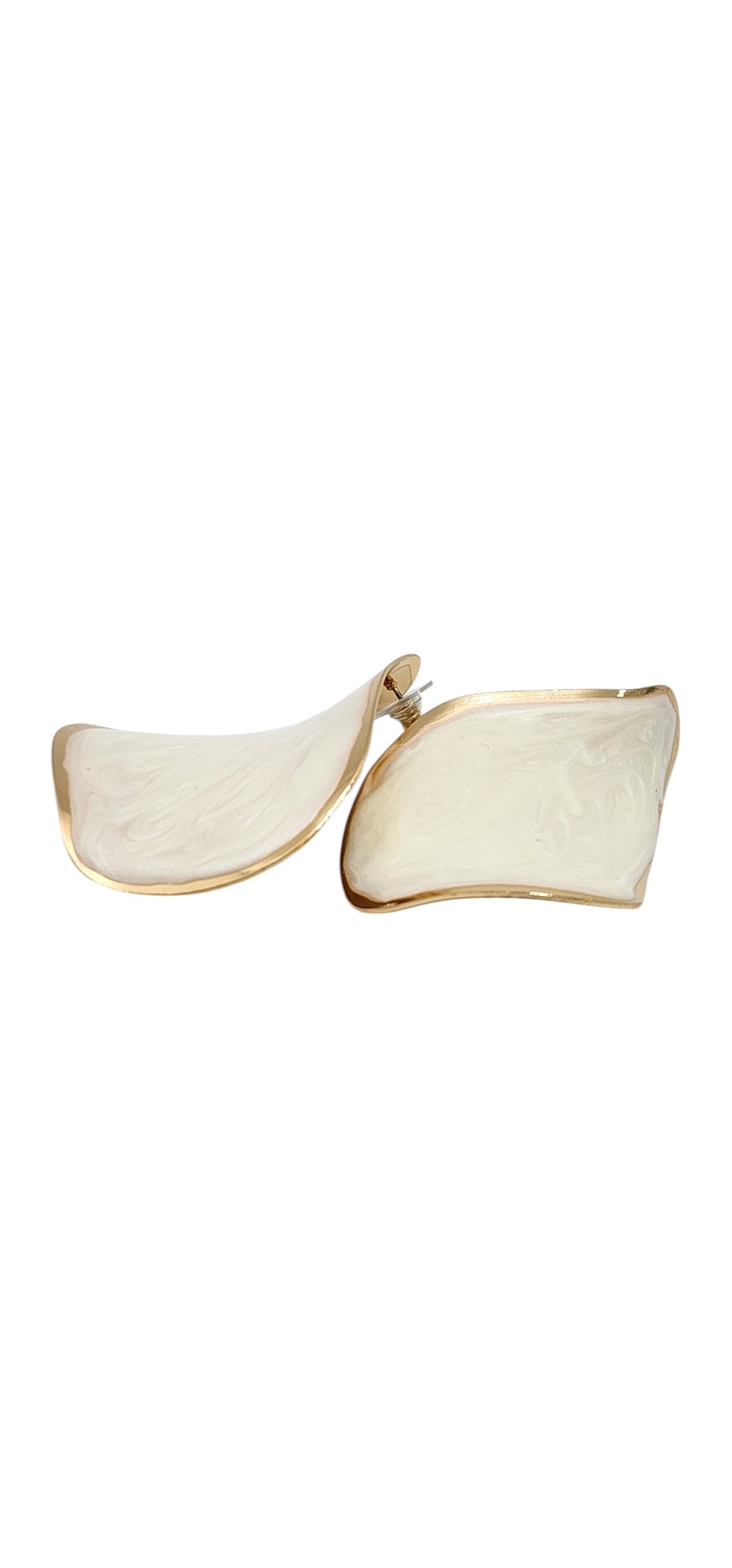 Brincos Ondulados em Resina Off-White e Dourado
