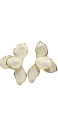 Brincos de Pétalas de Resina Off-White e Dourado