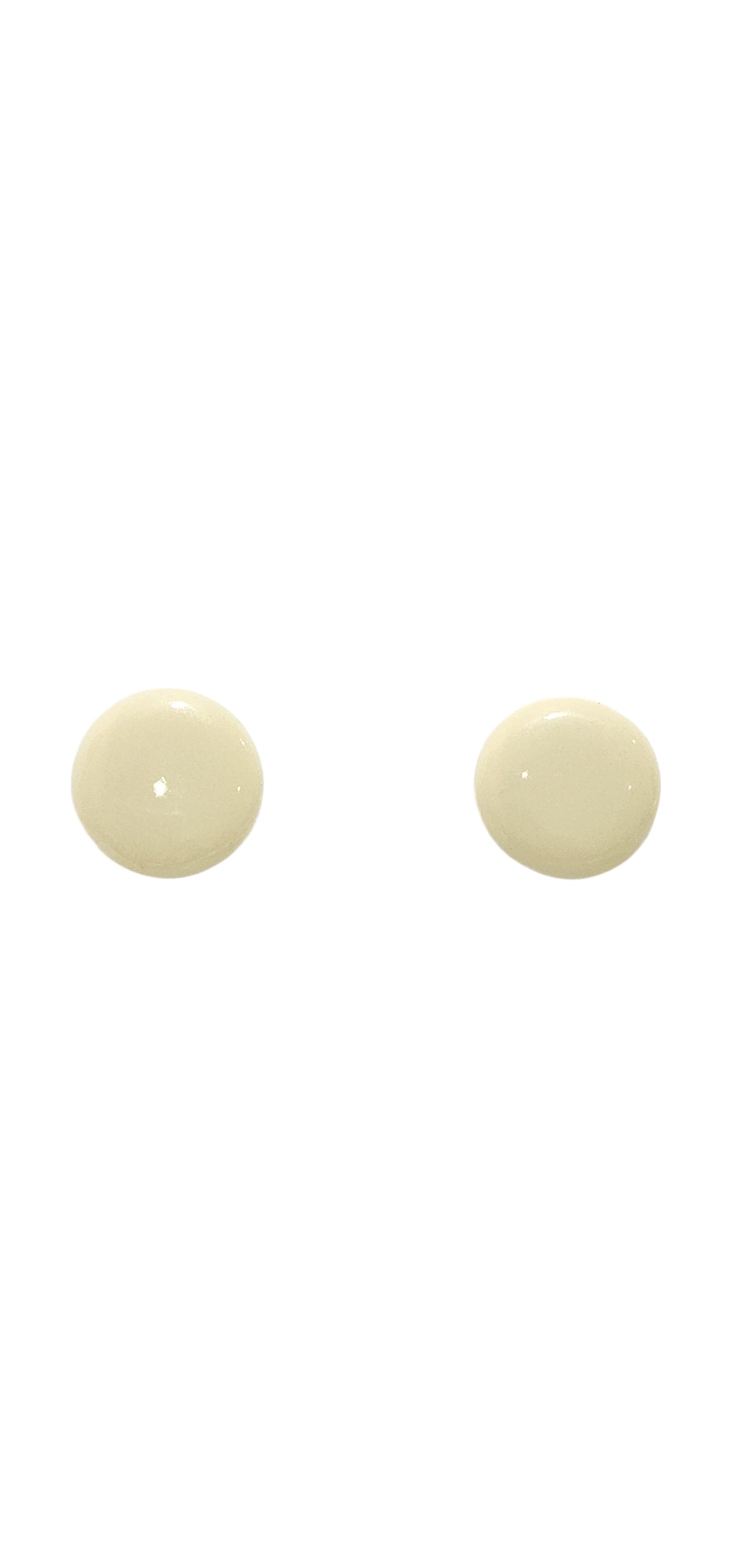 Brincos de Botão Circulares em Resina Creme