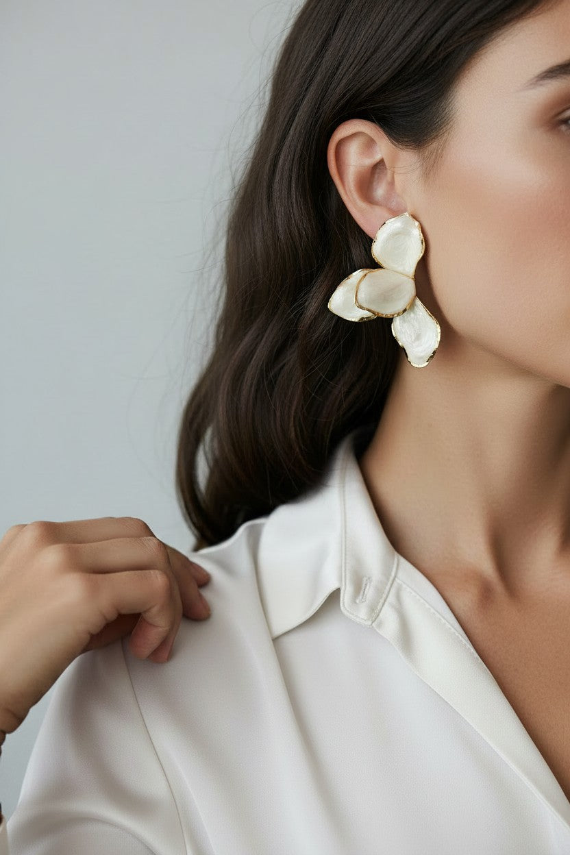 Brincos de Pétalas de Resina Off-White com Borda Dourada