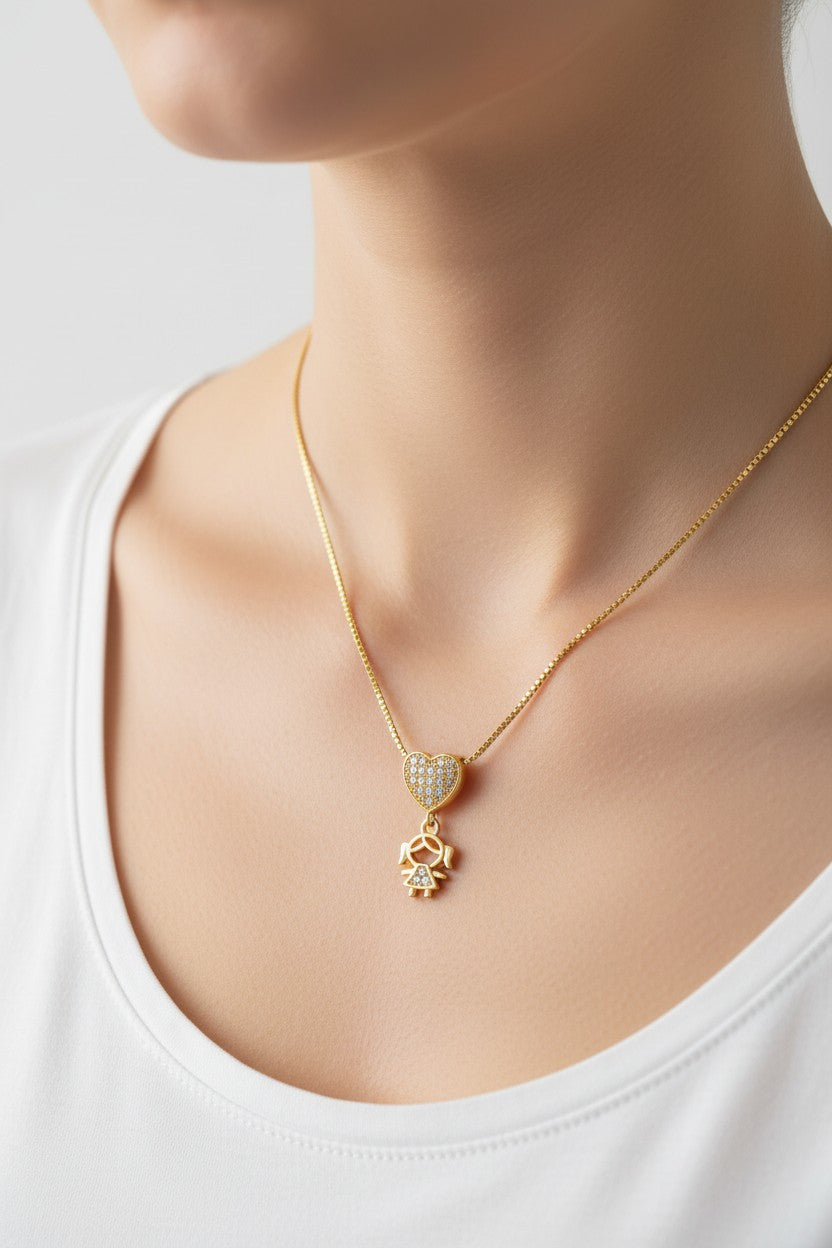 Colar Dourado com Pendente de Coração e Menina