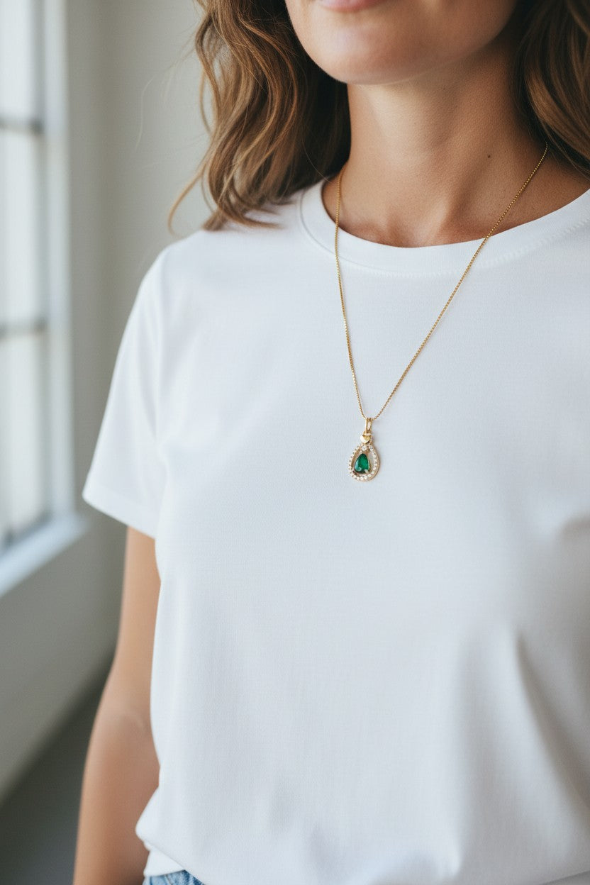 Colar Dourado com Pingente Gota Verde e Zircônias Cristais
