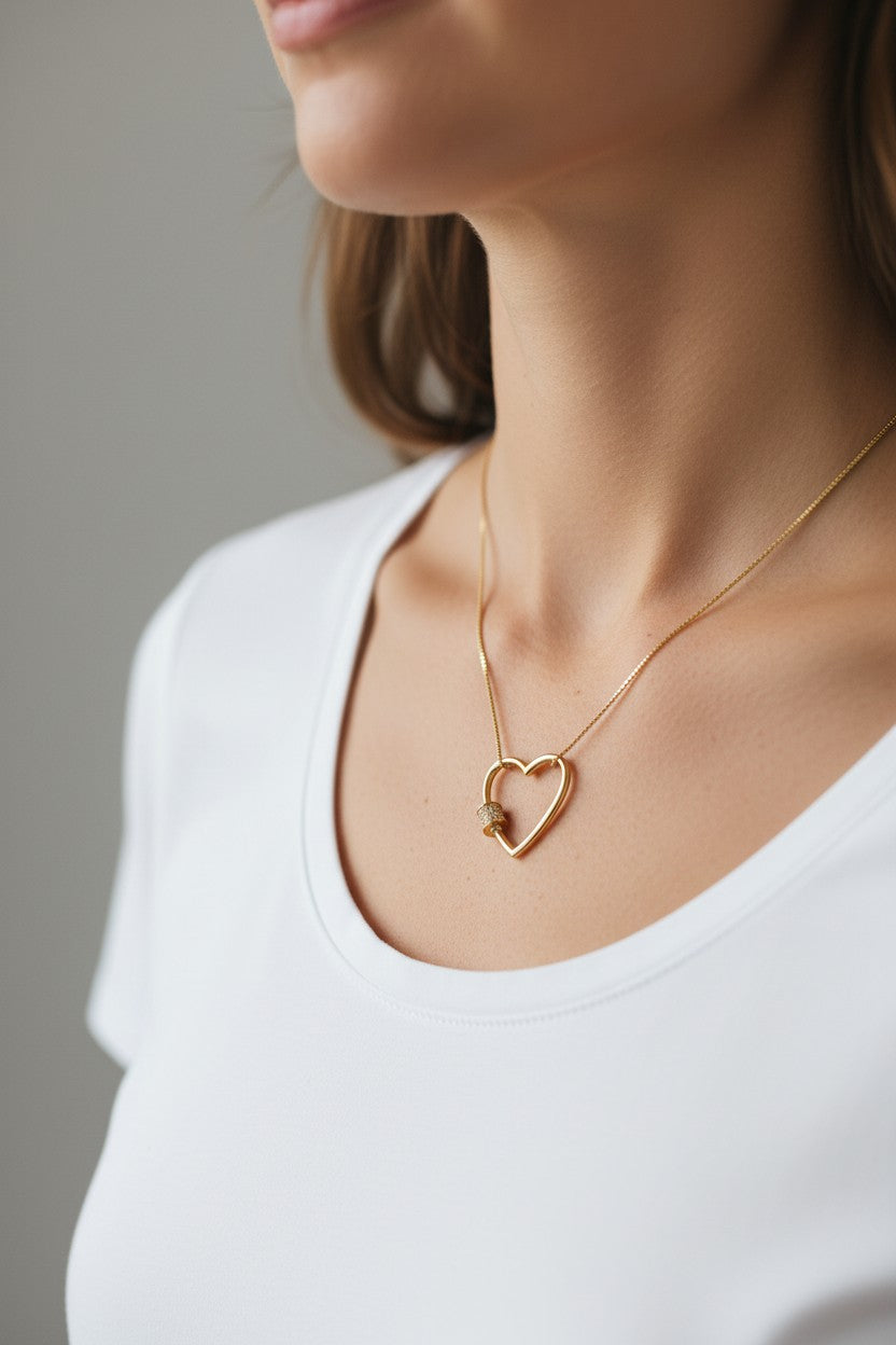 Colar Dourado com Pendente de Coração Vazado e Cilindro