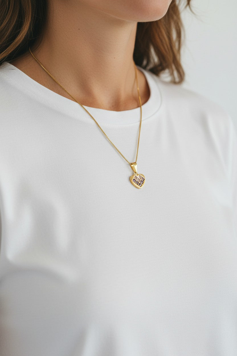 Colar Dourado com Pingente de Coração e Zircônias Lilás