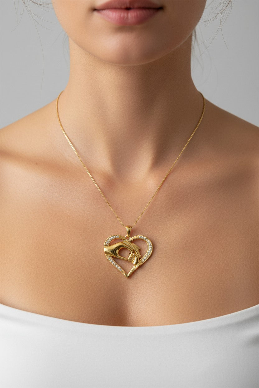 Colar Dourado com Pingente de Coração e Mãos dadas