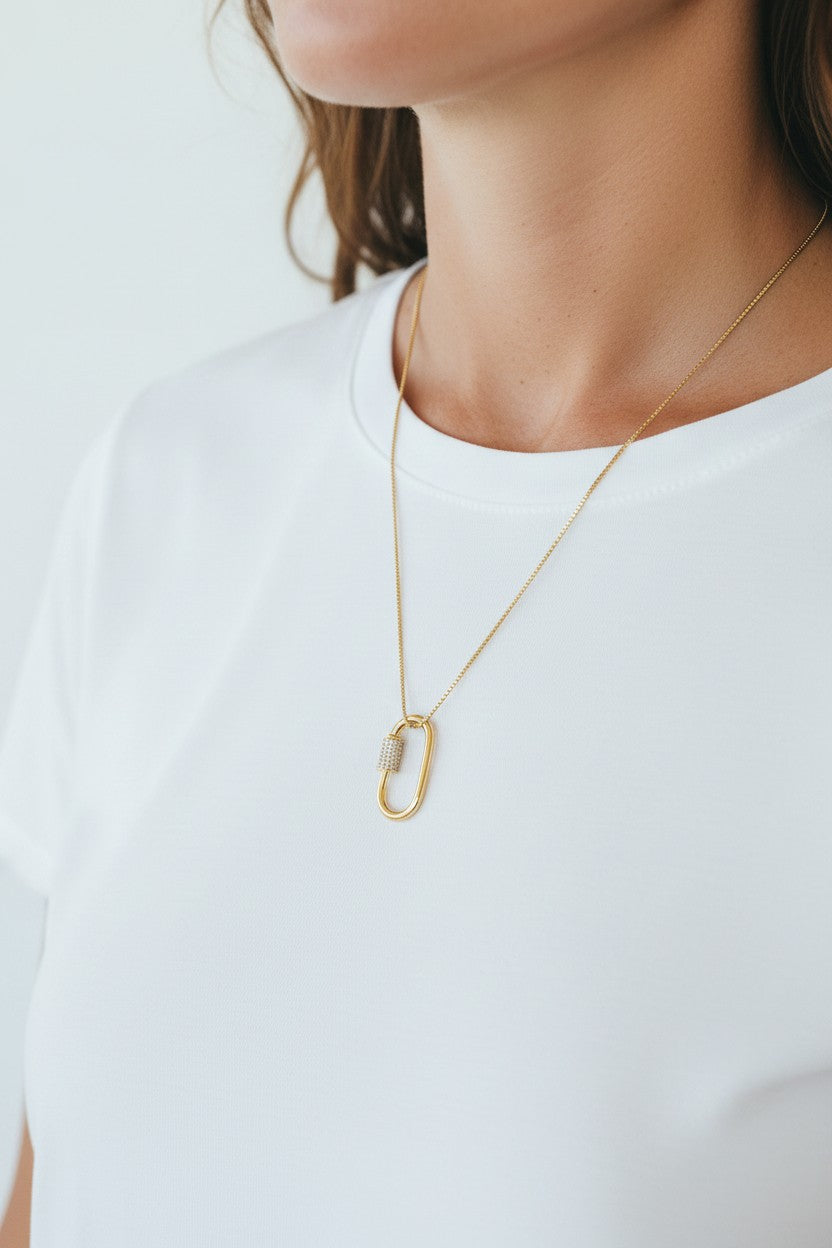 Colar Dourado com Pendente de Mosquetão Oval e Zircônias