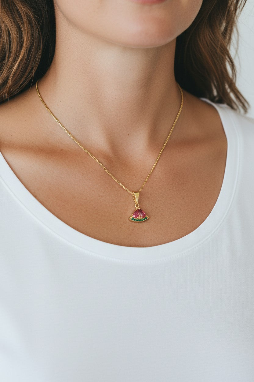 Colar Dourado com Pingente de Melancia em Zircônias