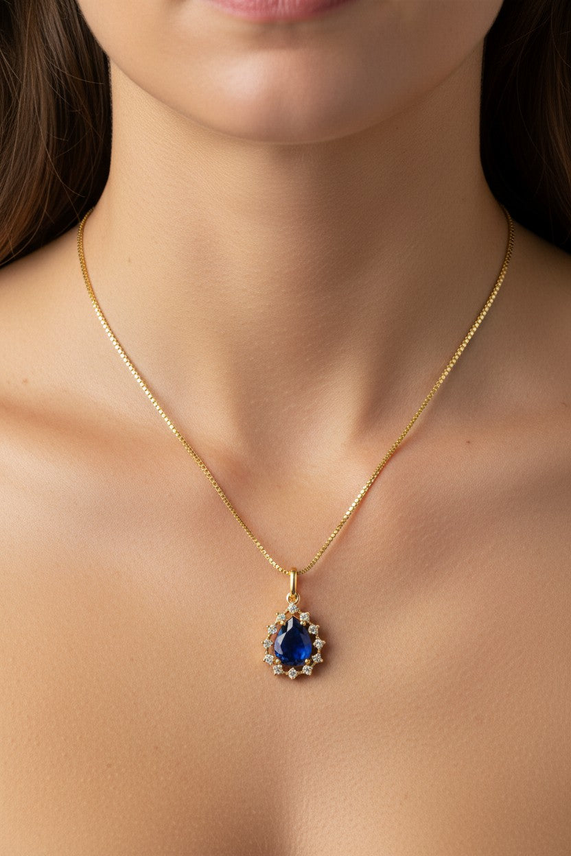 Colar Dourado com Pingente Gota em Zircônia Azul e Halo Cravejado