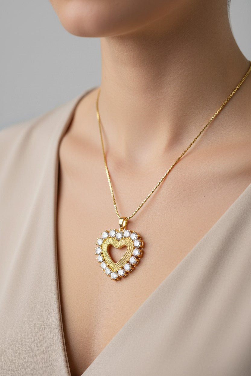 Colar Dourado com Pingente de Coração e Zircônias Transparentes
