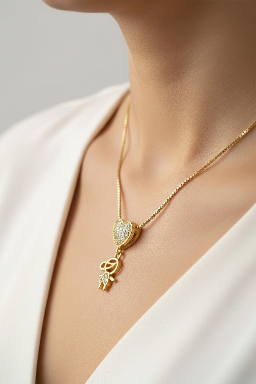Colar Dourado com Pingente de Coração e Menino