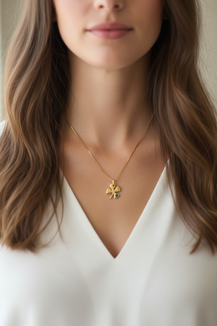 Colar Dourado com Pingente Trevo de Quatro Folhas