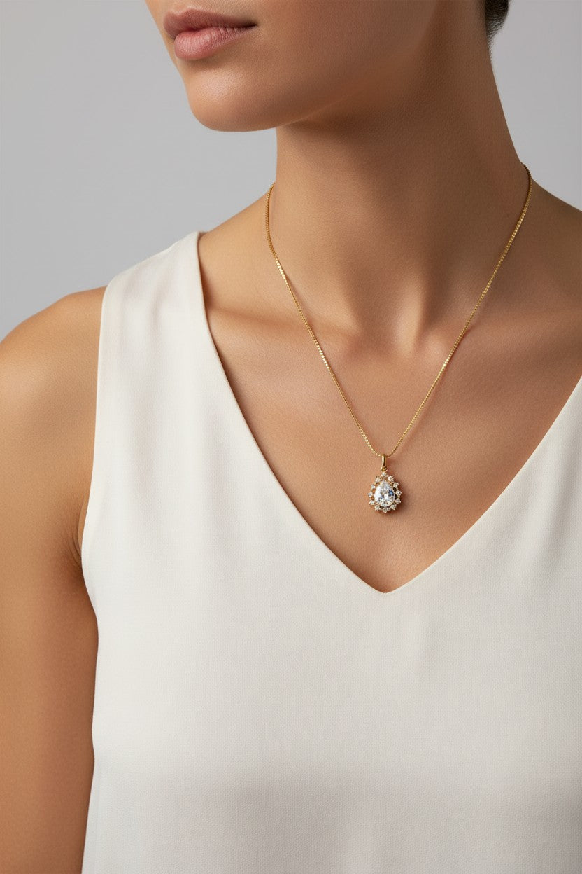 Colar Dourado com Pingente Gota de Zircônia Cristal e Halo Cravejado