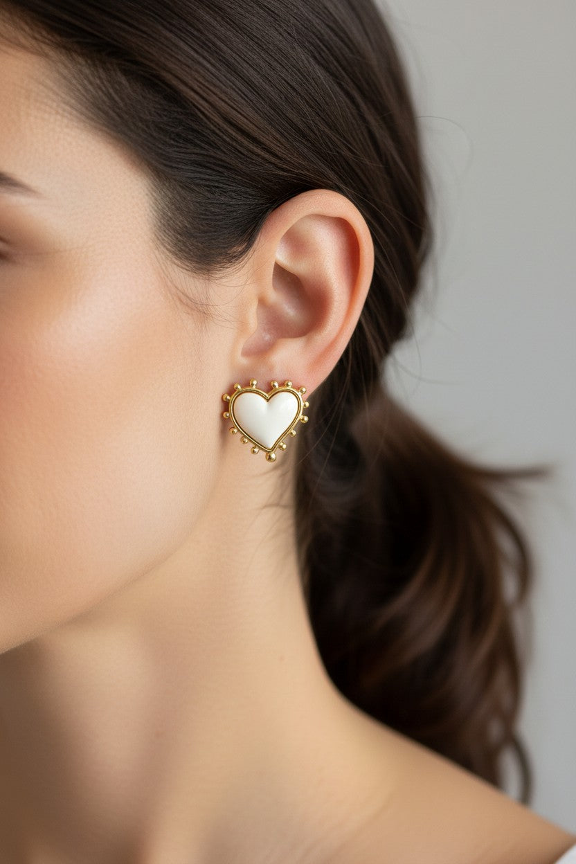 Brincos de Coração com Resina Branca e Metal Dourado