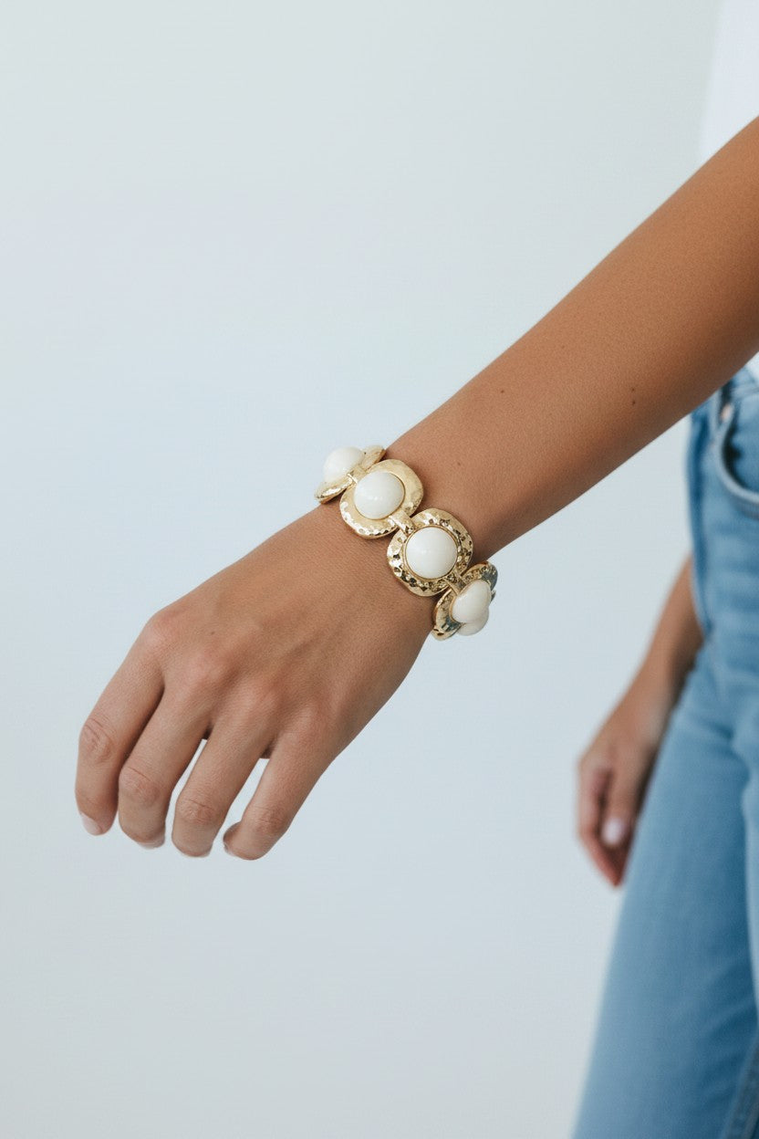 Pulseira Articulada em Metal Martelado com Resina Off-White