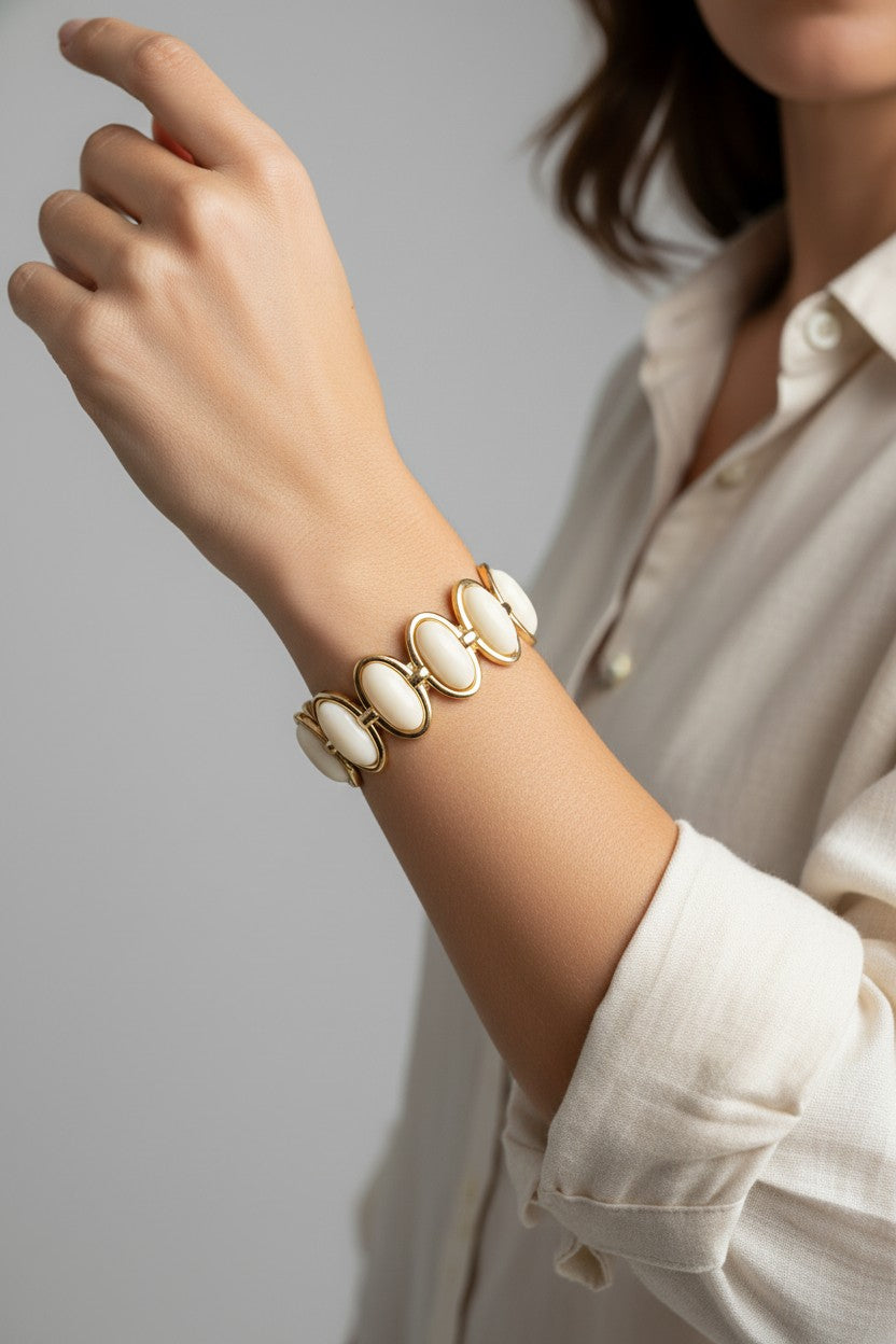 Pulseira Articulada com Elos Ovais de Resina e Metal Dourado