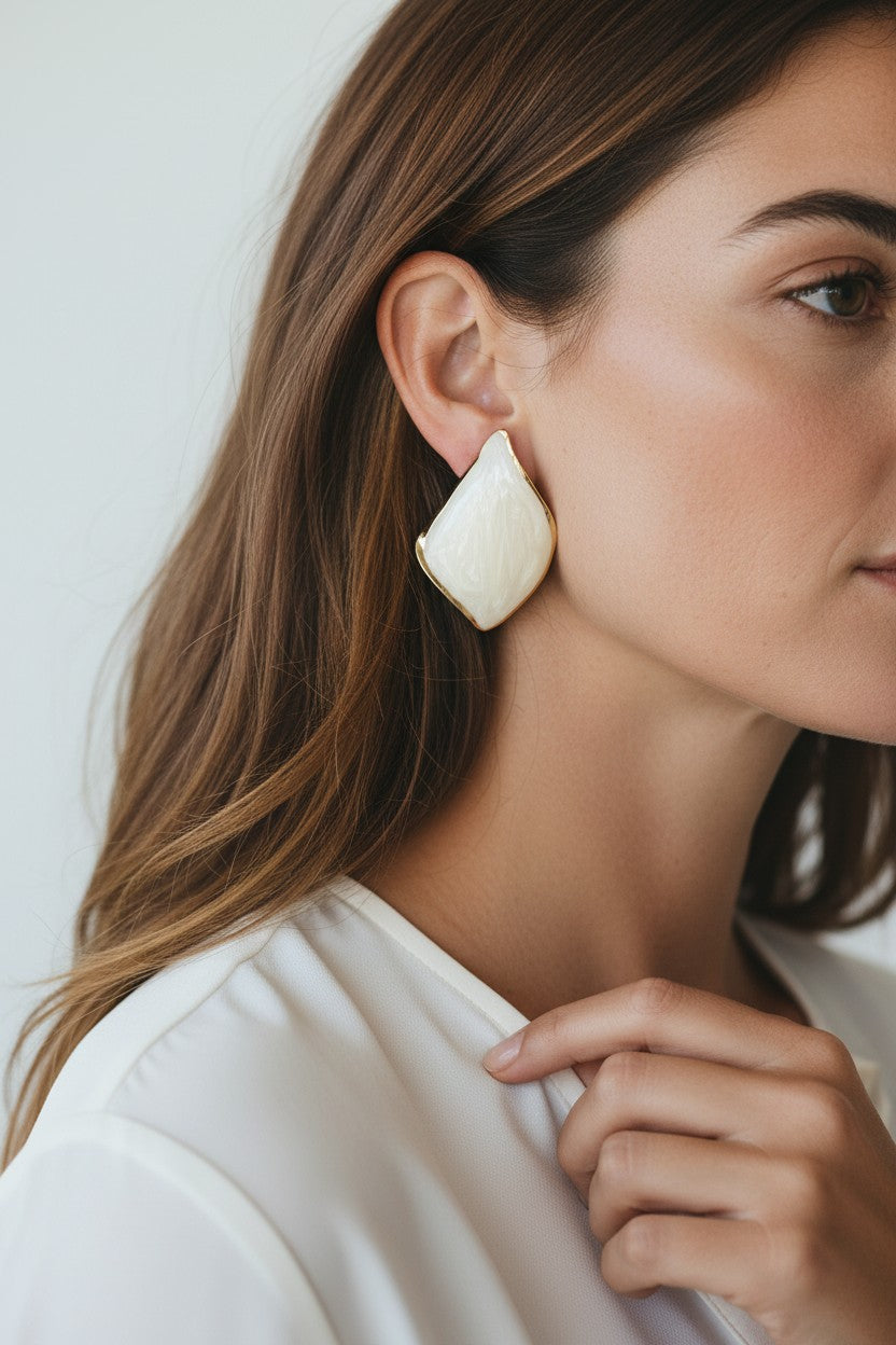Brincos Ondulados em Resina Off-White e Dourado