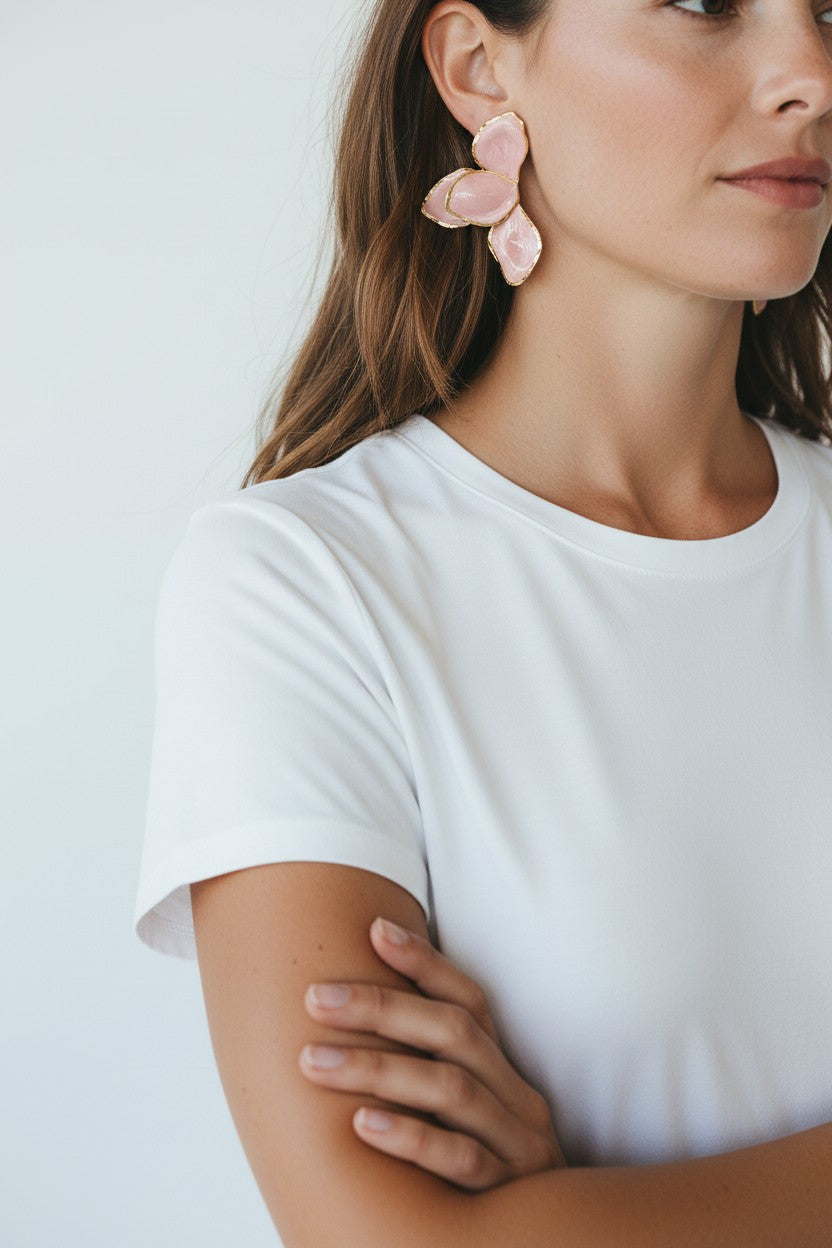 Brincos de Pétalas de Resina Rosa com Borda Dourada
