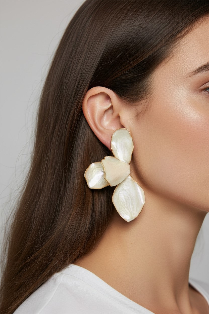 Brincos de Pétalas de Resina Off-White e Dourado