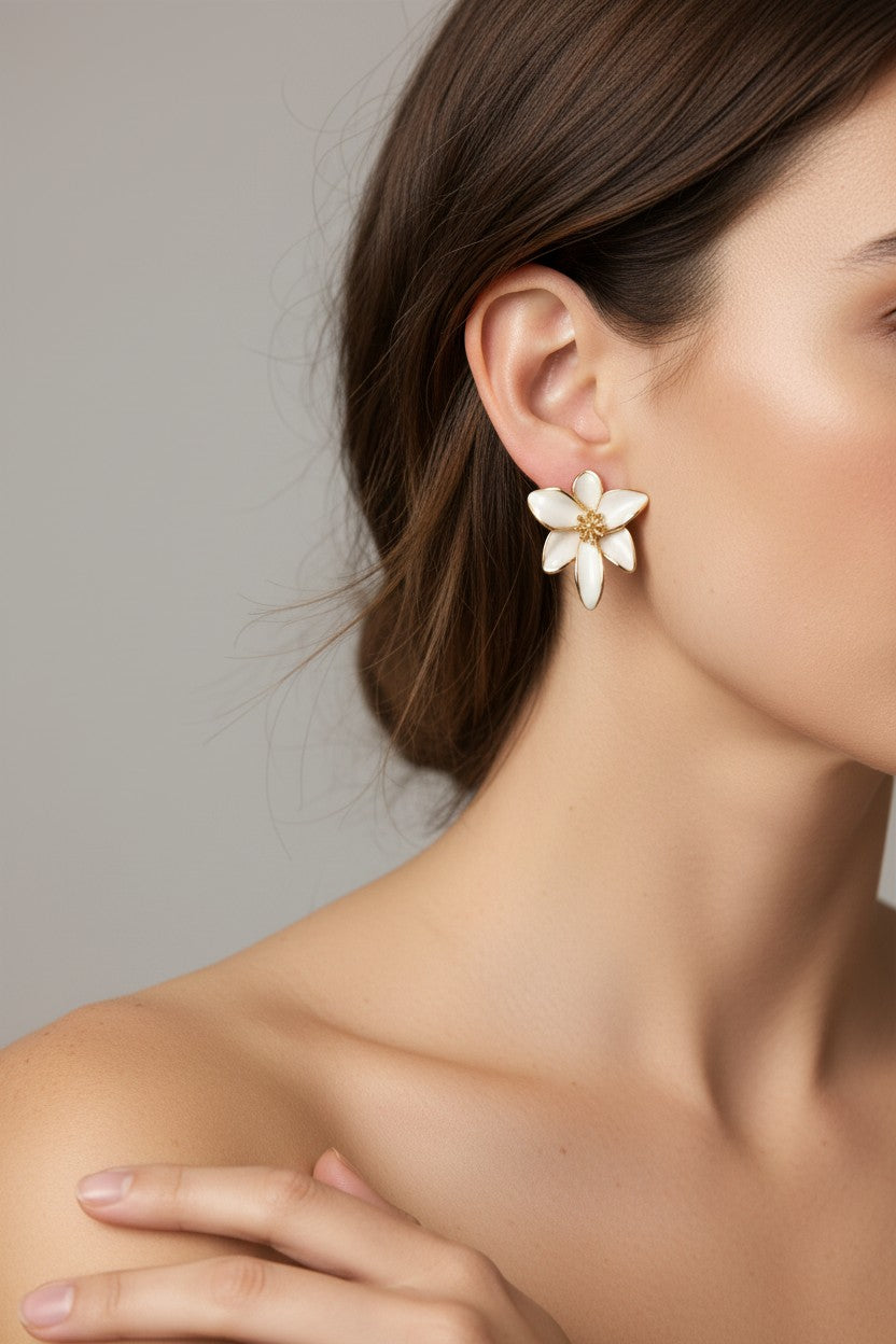 Brincos Florais Esmaltados Off-White com Dourado