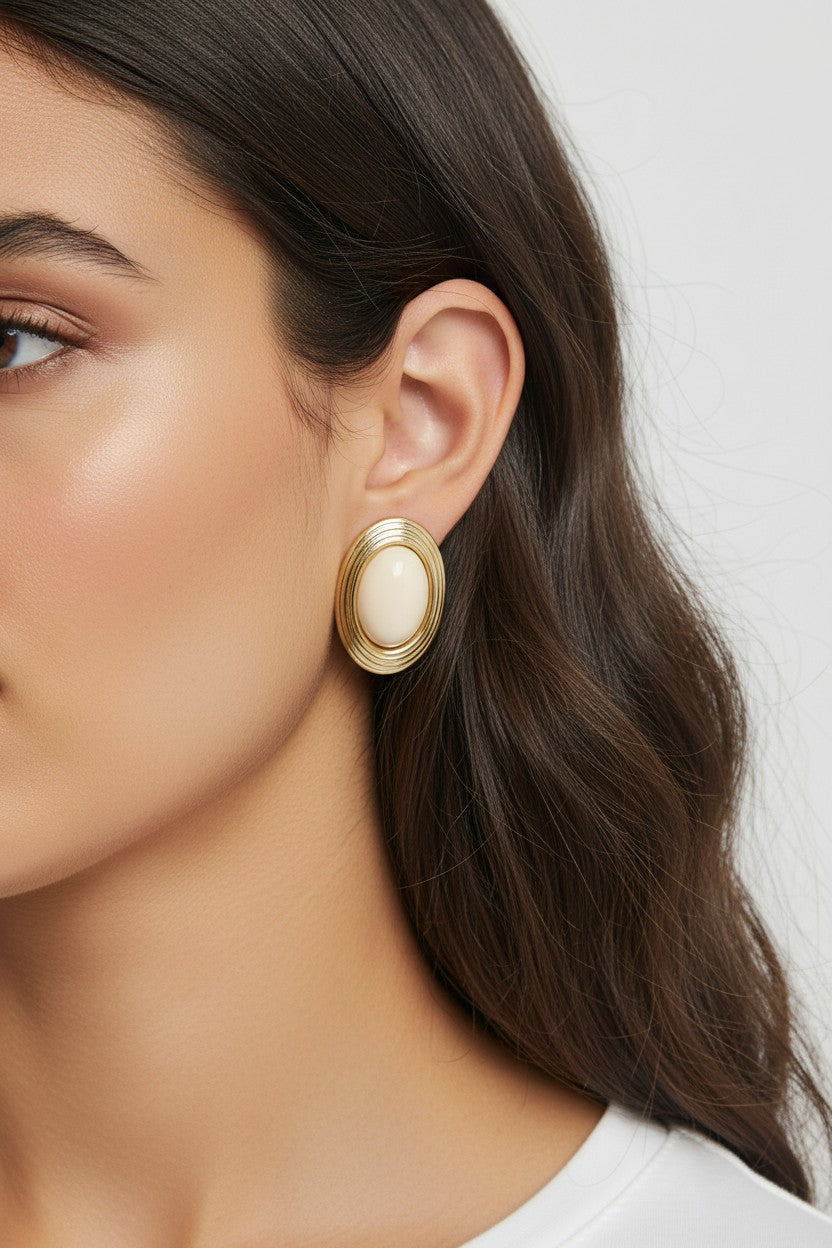 Brincos Ovais Dourados com Resina Off-White