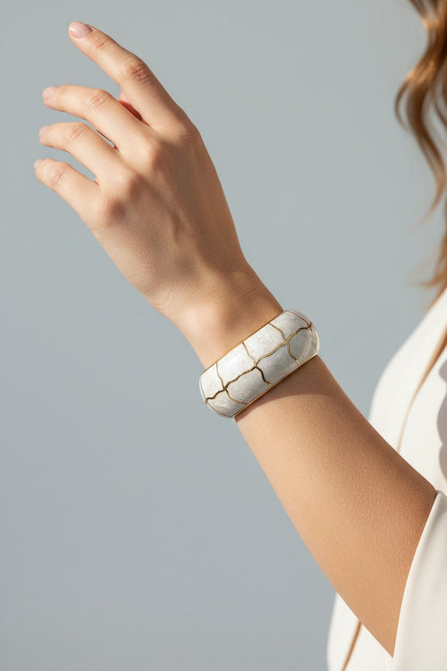 Bracelete Dourado Largo em com Relevo